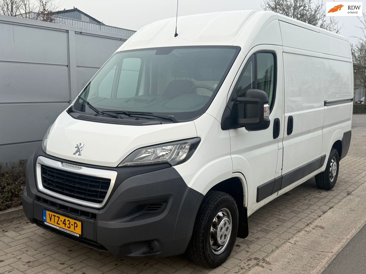 Peugeot Boxer - 335 2.0 BlueHDI / 2017/ Euro 6 / 2x schuifdeuren - AutoWereld.nl