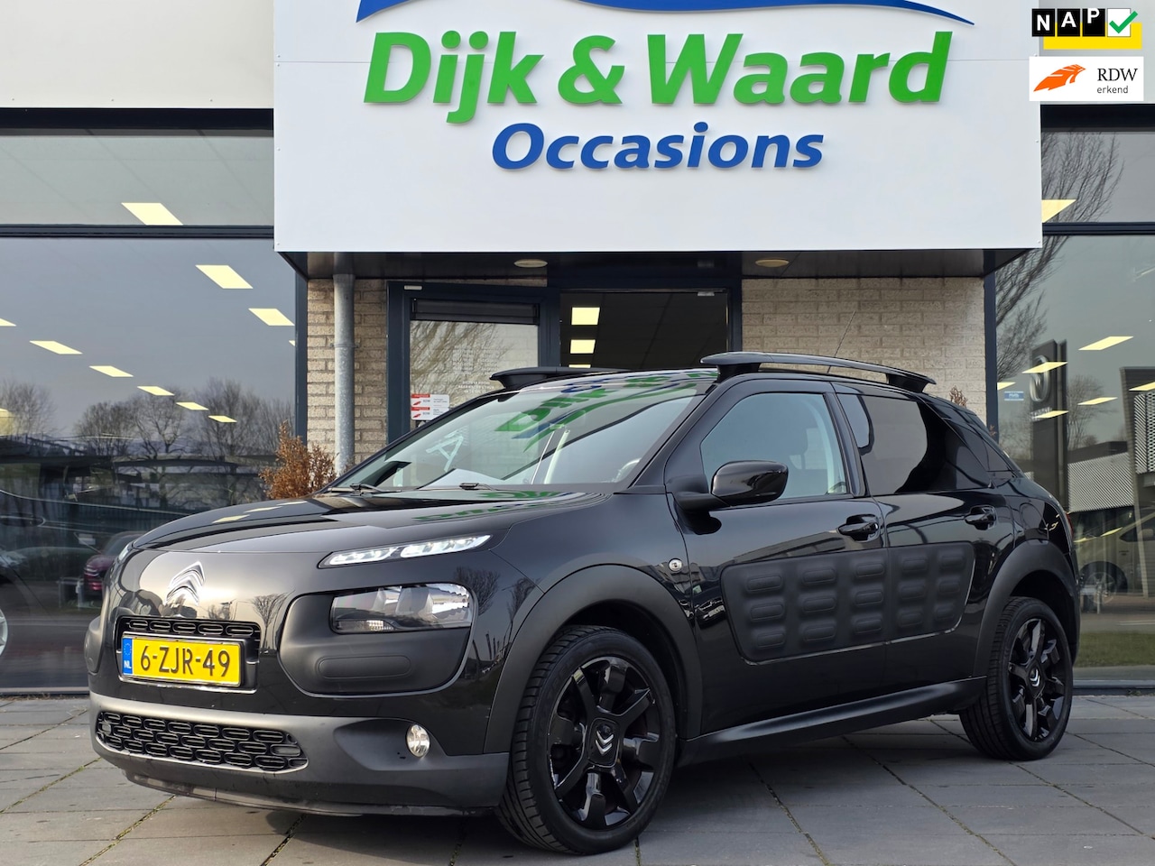 Citroën C4 Cactus - 1.2 e-VTi Shine Automaat – Full Black – Leer – Stoelverwarming – Nieuwe Distributie – - AutoWereld.nl