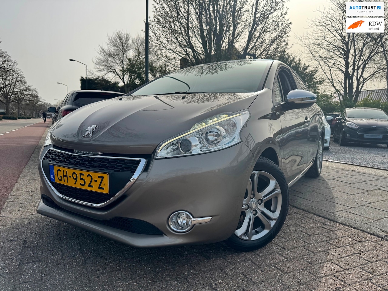 Peugeot 208 - 1.2 PureTech Style Clima Elek Pakket Navi Lmv - AutoWereld.nl