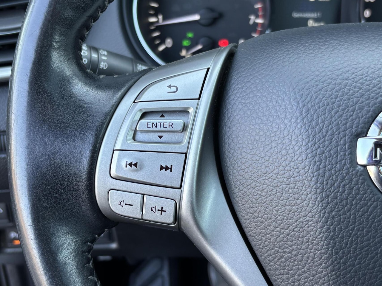 Nissan Qashqai - 1.2 N-Connecta Panorama dak/ 360 graden camera/ Trekhaak/ Private glass