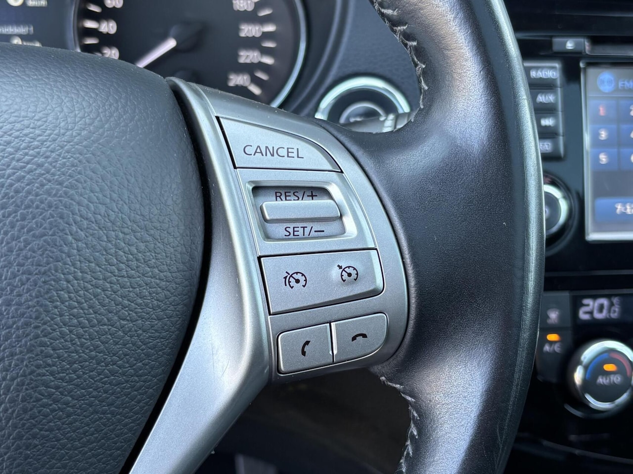 Nissan Qashqai - 1.2 N-Connecta Panorama dak/ 360 graden camera/ Trekhaak/ Private glass