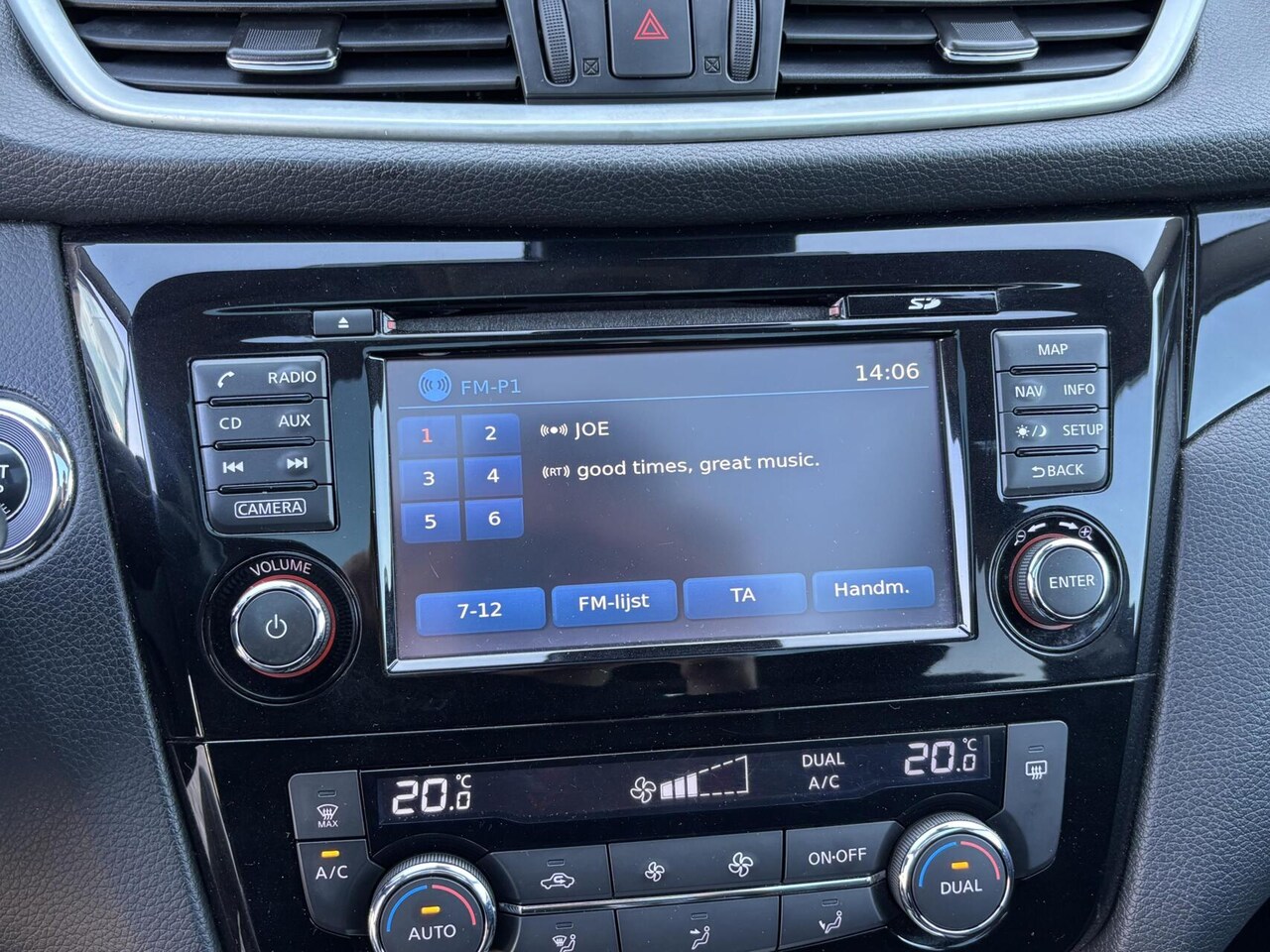 Nissan Qashqai - 1.2 N-Connecta Panorama dak/ 360 graden camera/ Trekhaak/ Private glass