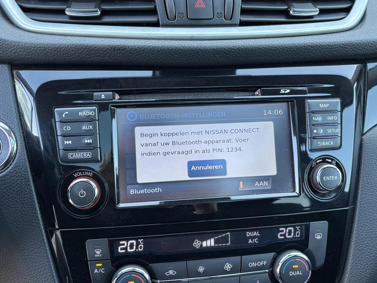 Nissan Qashqai - 1.2 N-Connecta Panorama dak/ 360 graden camera/ Trekhaak/ Private glass