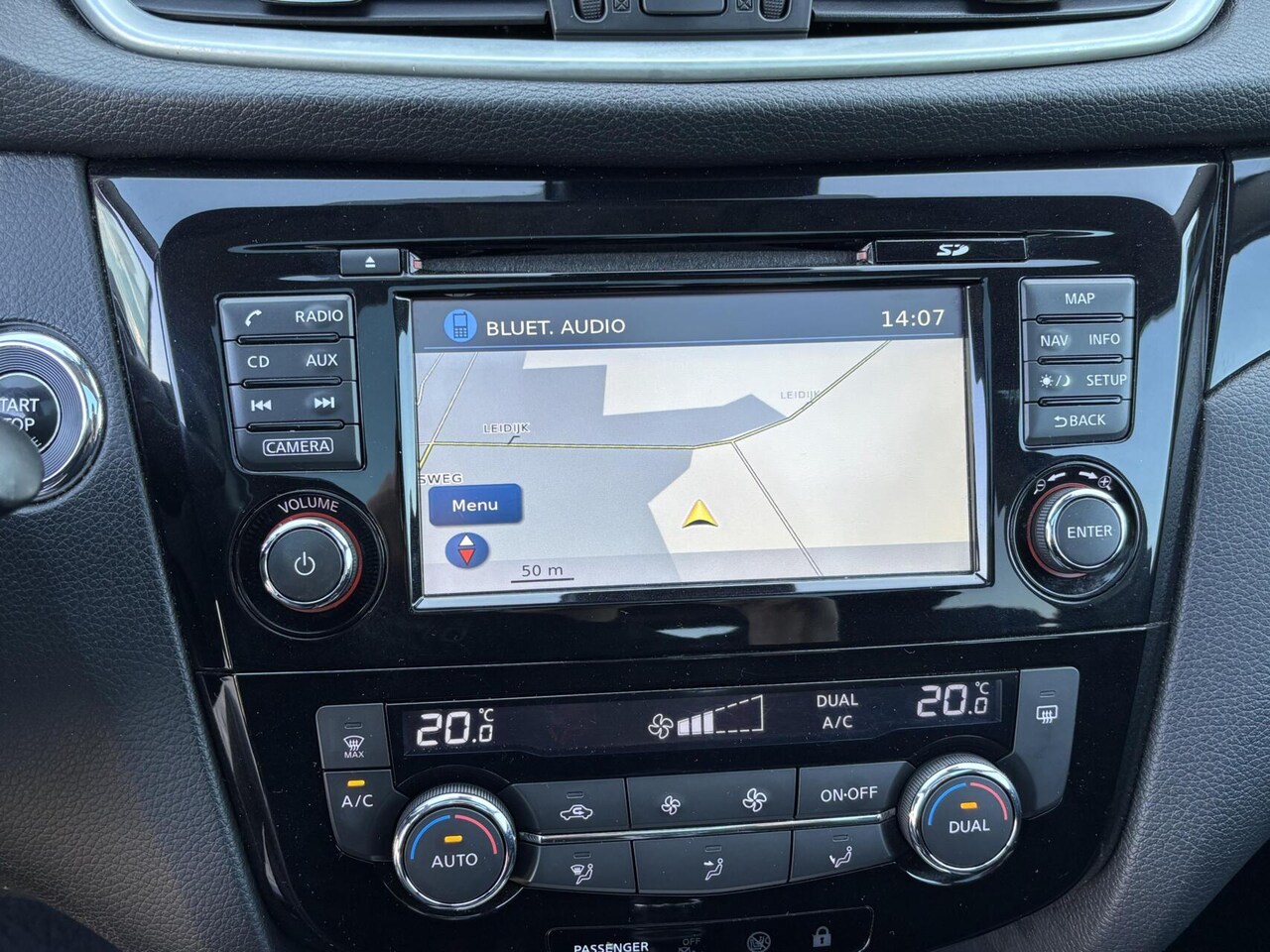 Nissan Qashqai - 1.2 N-Connecta Panorama dak/ 360 graden camera/ Trekhaak/ Private glass