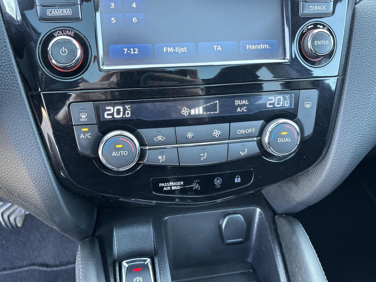 Nissan Qashqai - 1.2 N-Connecta Panorama dak/ 360 graden camera/ Trekhaak/ Private glass