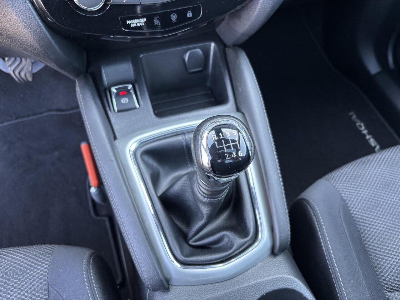 Nissan Qashqai - 1.2 N-Connecta Panorama dak/ 360 graden camera/ Trekhaak/ Private glass