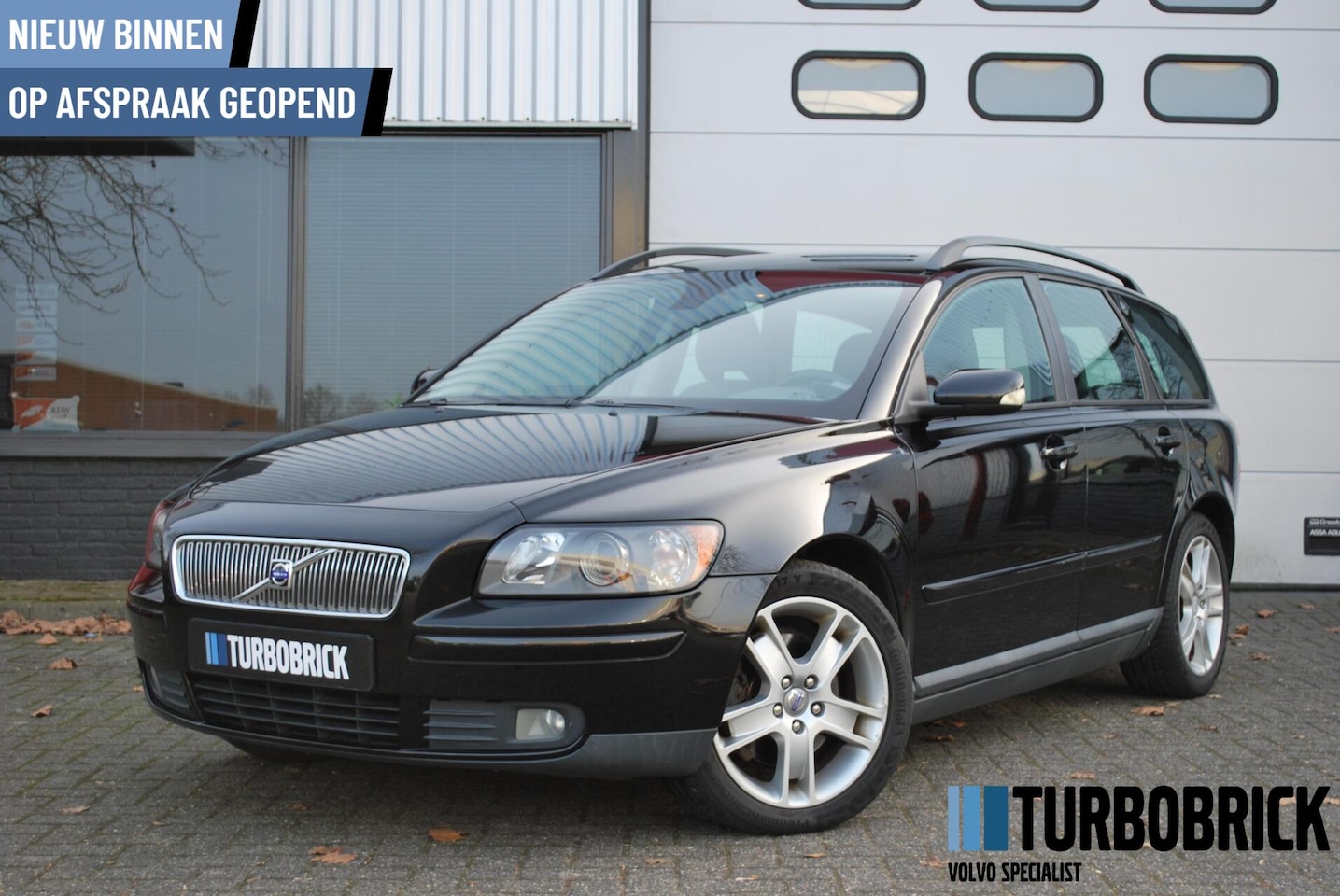 Volvo V50 - 2.4i Momentum | Leder | Cruise | Climate | Trekhaak |17" - AutoWereld.nl