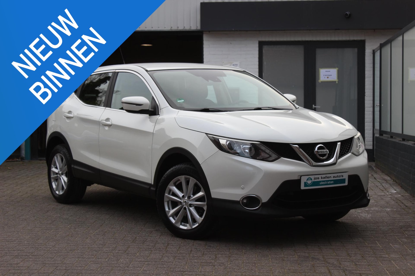 Nissan Qashqai - 1.6 N-Connecta Navi, Camera, PDC, Trekhaak, Pearl White, All Season - AutoWereld.nl