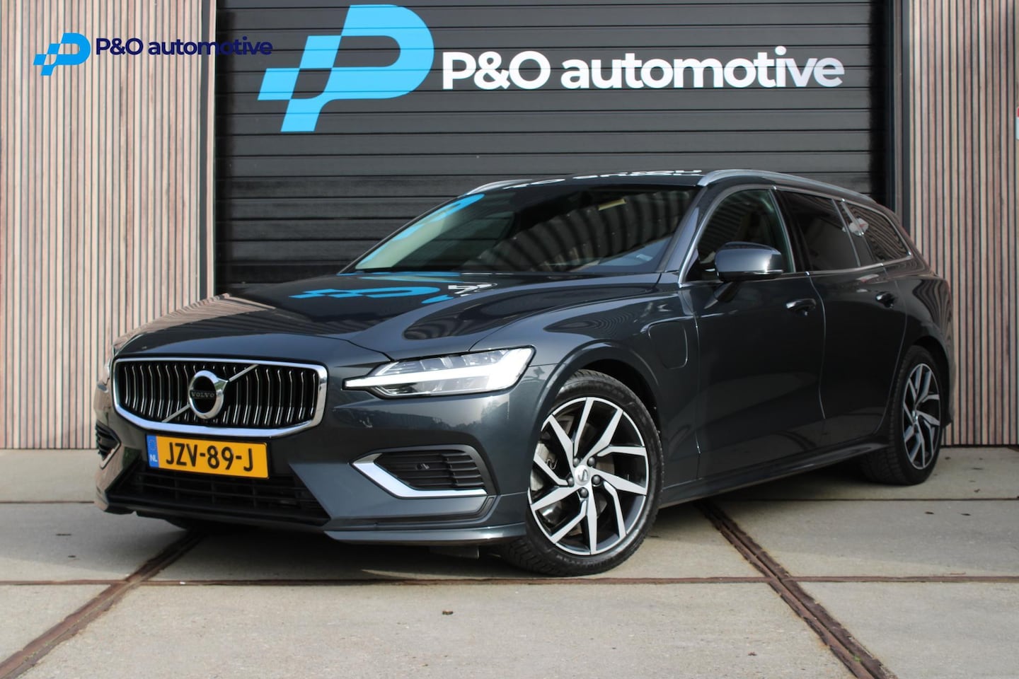 Volvo V60 - 2.0 T8 Twin Engine AWD Inscription PANO | TREKHAAK - AutoWereld.nl
