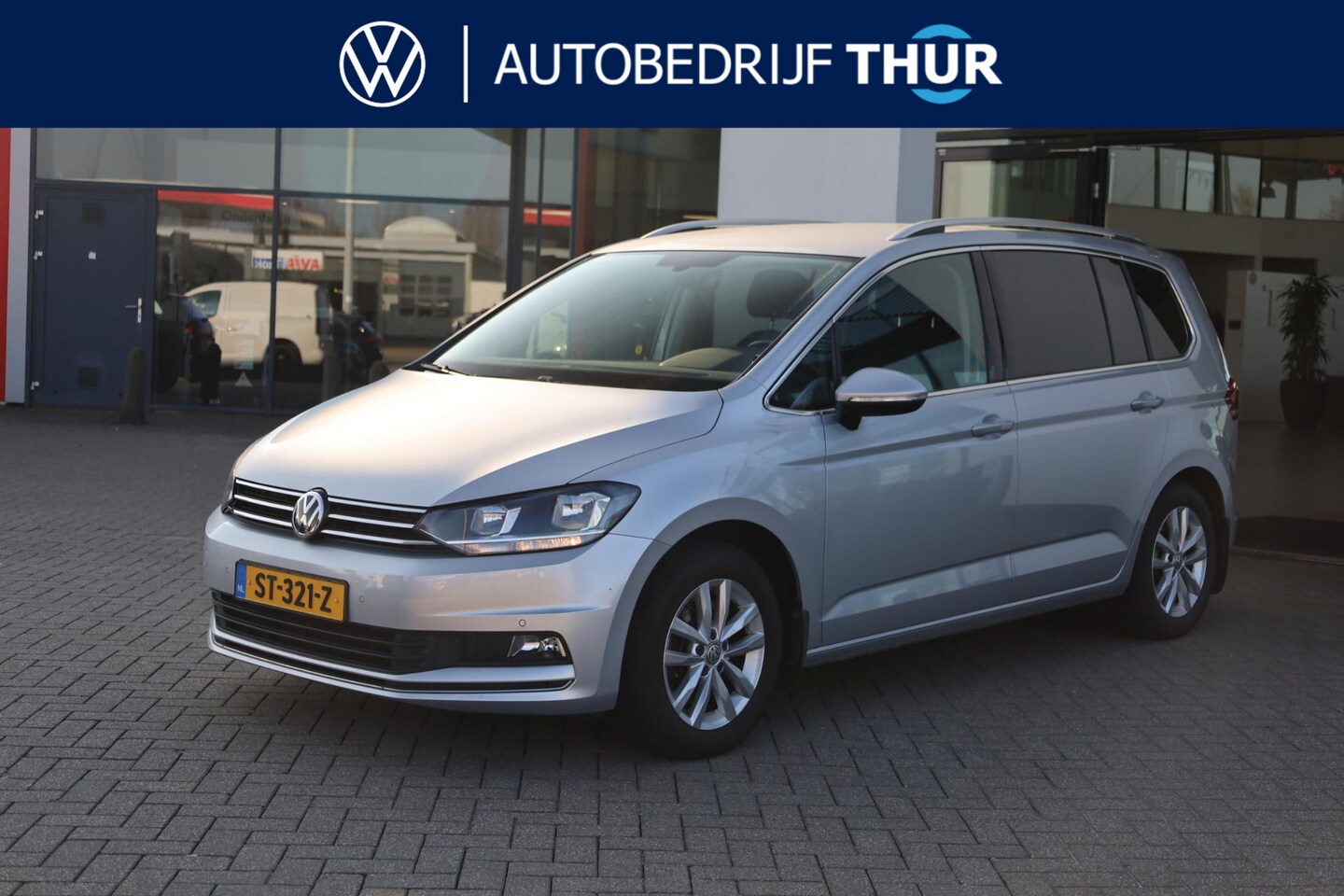 Volkswagen Touran - 1.8 TSI Highline 132KW/180PK DSG, nieuw door ons geleverd en onderhouden, Automatische air - AutoWereld.nl