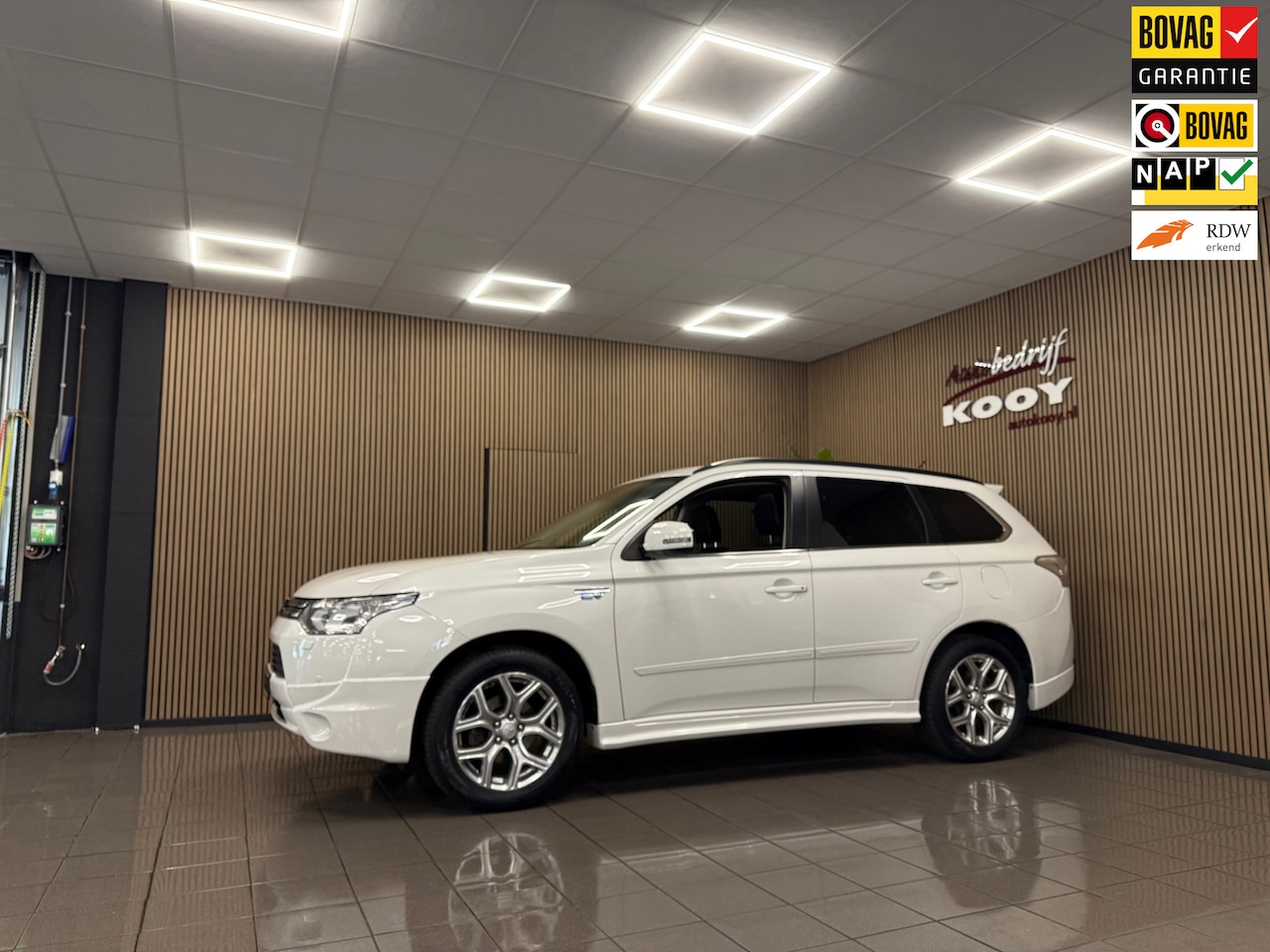 Mitsubishi Outlander - 2.0 PHEV Instyle * Schuif-Kanteldak / Navigatie / LED / 18" LM Velgen / NL Auto * - AutoWereld.nl