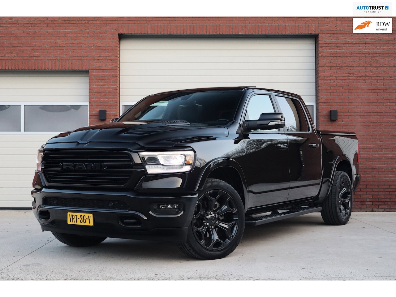 Dodge Ram 1500 - 5.7 V8 LPG 4x4 Crew Cab Sport Laramie Night - Groot scherm 12 inch - Panoramadak - Stoelve - AutoWereld.nl