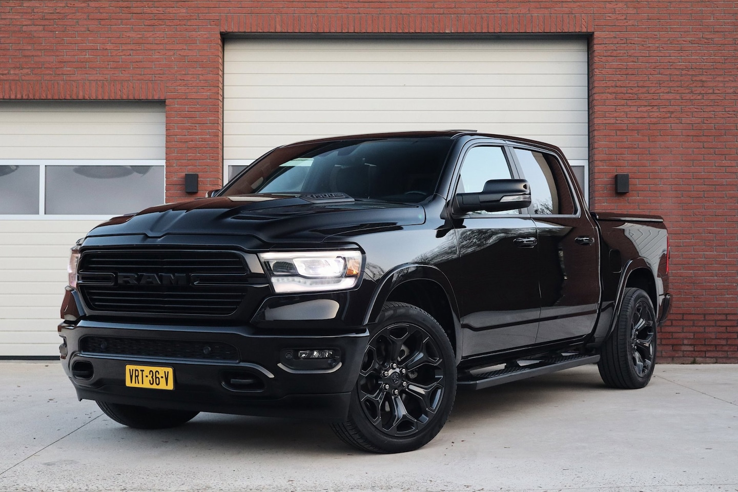 Dodge Ram 1500 - 5.7 V8 LPG 4x4 Crew Cab Sport Laramie Night - Groot scherm 12 inch - Panoramadak - Stoelve - AutoWereld.nl