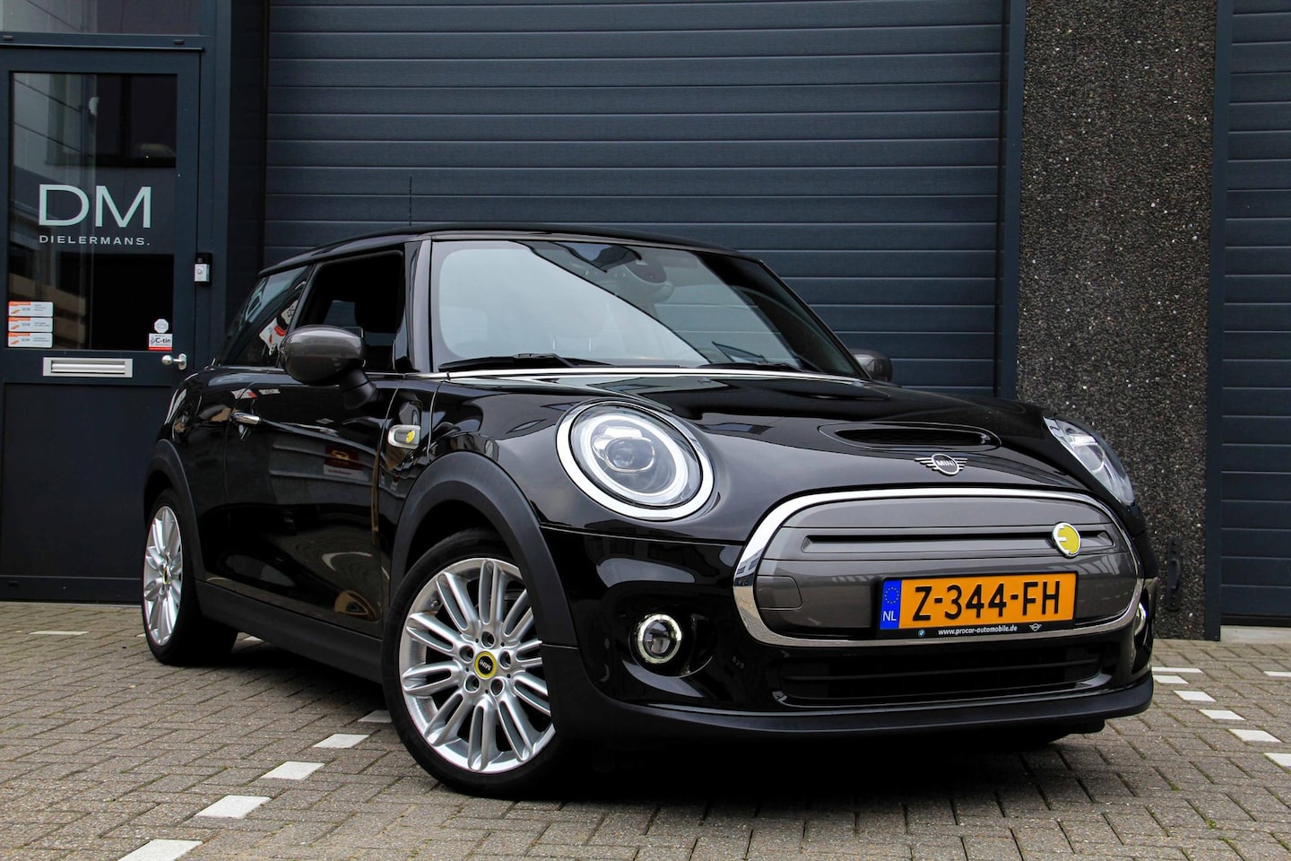 MINI Mini-Electric - Cooper SE Facelift | Business | Yours | Union Black | Vol in de opties | Enigmatic Black M - AutoWereld.nl