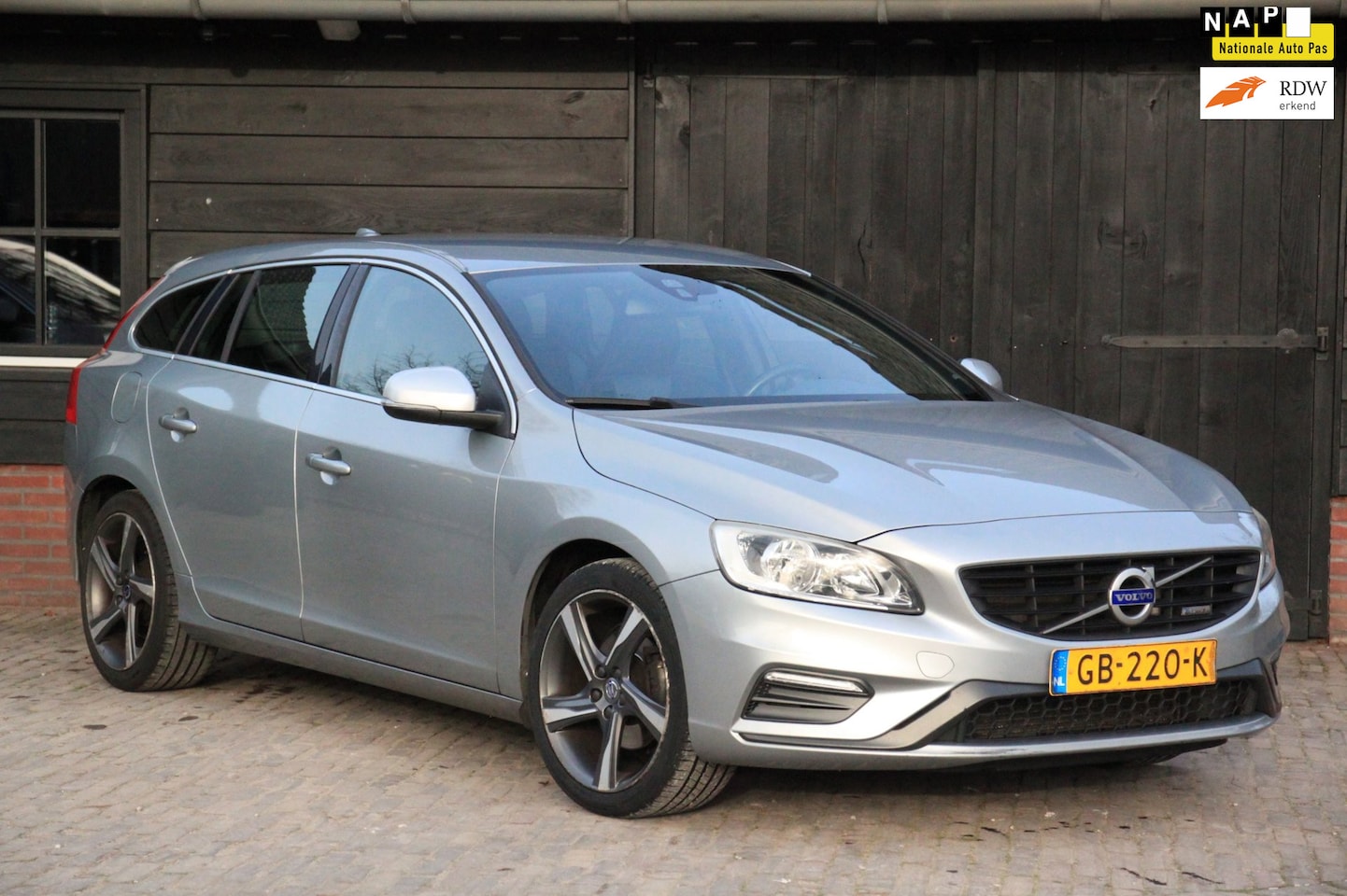 Volvo V60 - 1.6 T3 R-Design Navigatie/Parkeersensor/18"inch lmv/Apk 04-2027 - AutoWereld.nl