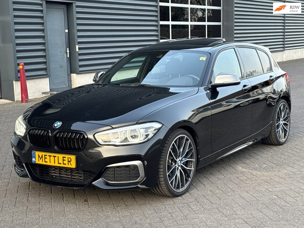 BMW 1-serie - M135i High Executive Alcantara, Camera, Panoramadak - AutoWereld.nl
