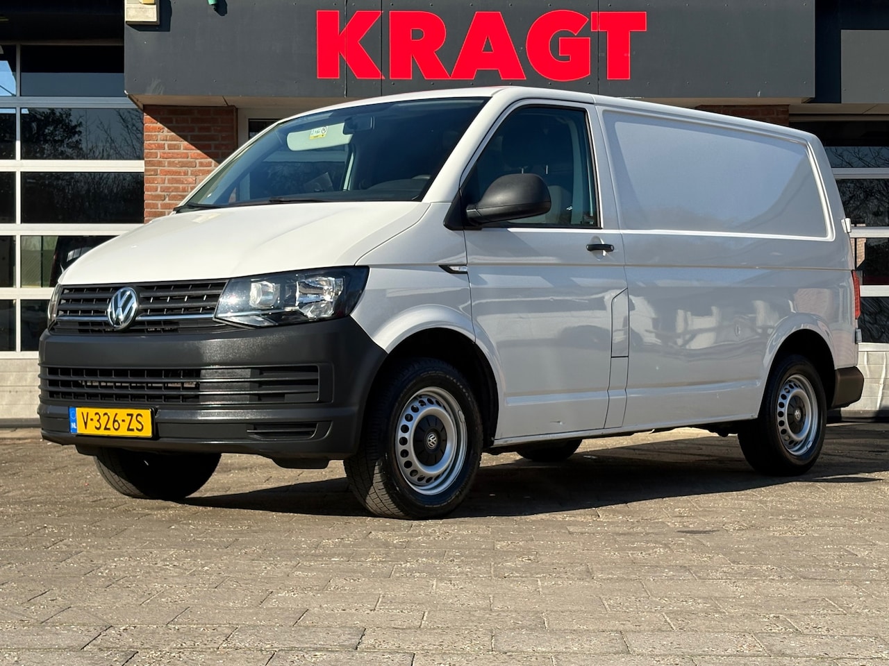 Volkswagen Transporter - 2.0 TDI L1H1 150 PK! |airco|achteruitrijcamera|trekhaak 2500KG trekgewicht|elektrisch pakk - AutoWereld.nl