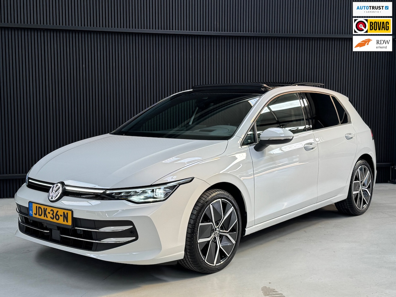 Volkswagen Golf - 1.5 eTSI 50 Edition | Pano | Massage | IQ - AutoWereld.nl