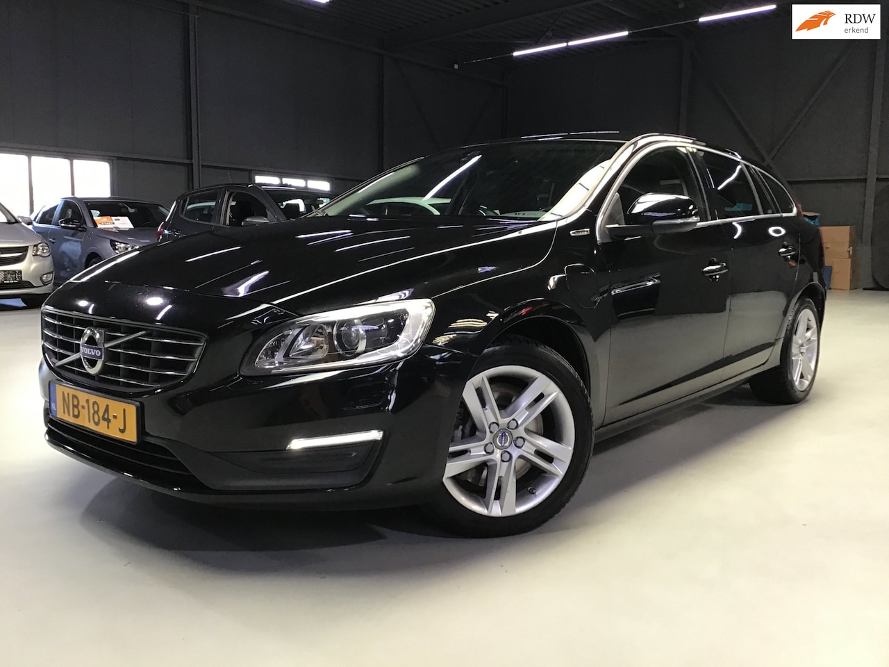 Volvo V60 - 2.4 D5 Twin Engine Momentum I AWD I Clima I Cruise I Navi I Xenon I Stoelverw I 17inch I N - AutoWereld.nl