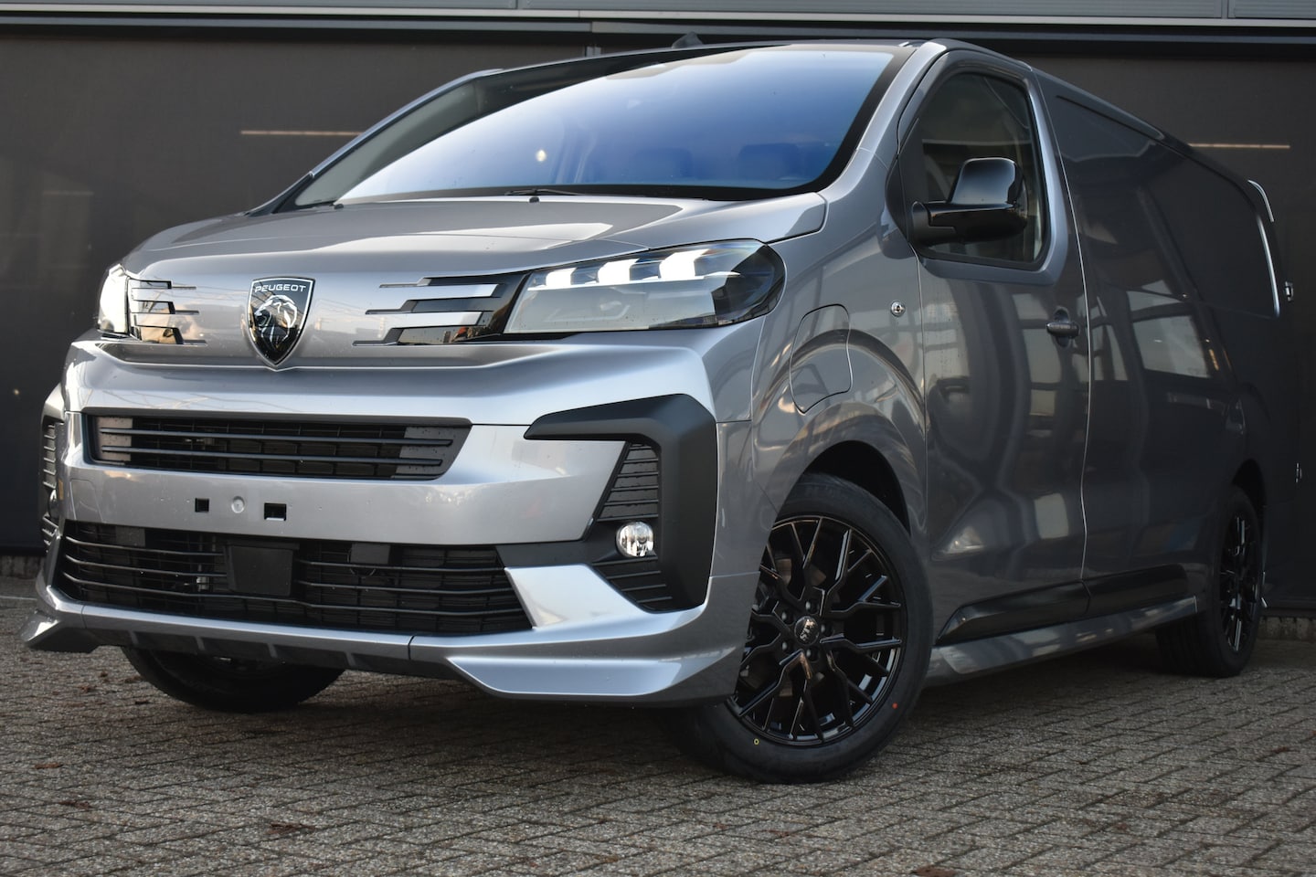 Peugeot Expert - 75kWh 3 Fase STX | Navigatie | Sportpakket | Vol-Leder | Betimmering | Achteruitrijcamera - AutoWereld.nl