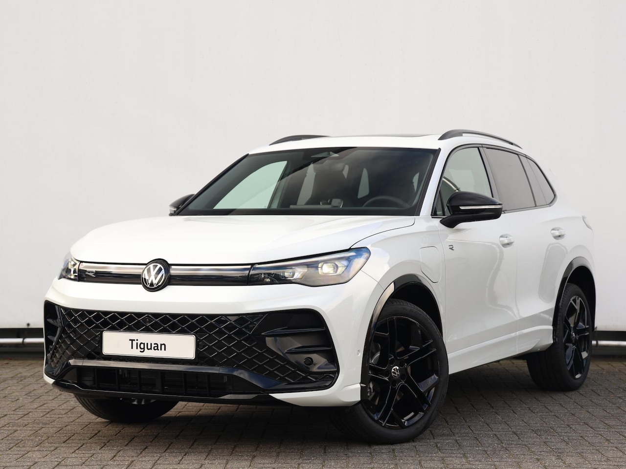 Volkswagen Tiguan - R-Line-Edition 1.5 eHybrid 204 pk | Black style | 360 camera | LED Matrix | Trekhaak | - AutoWereld.nl