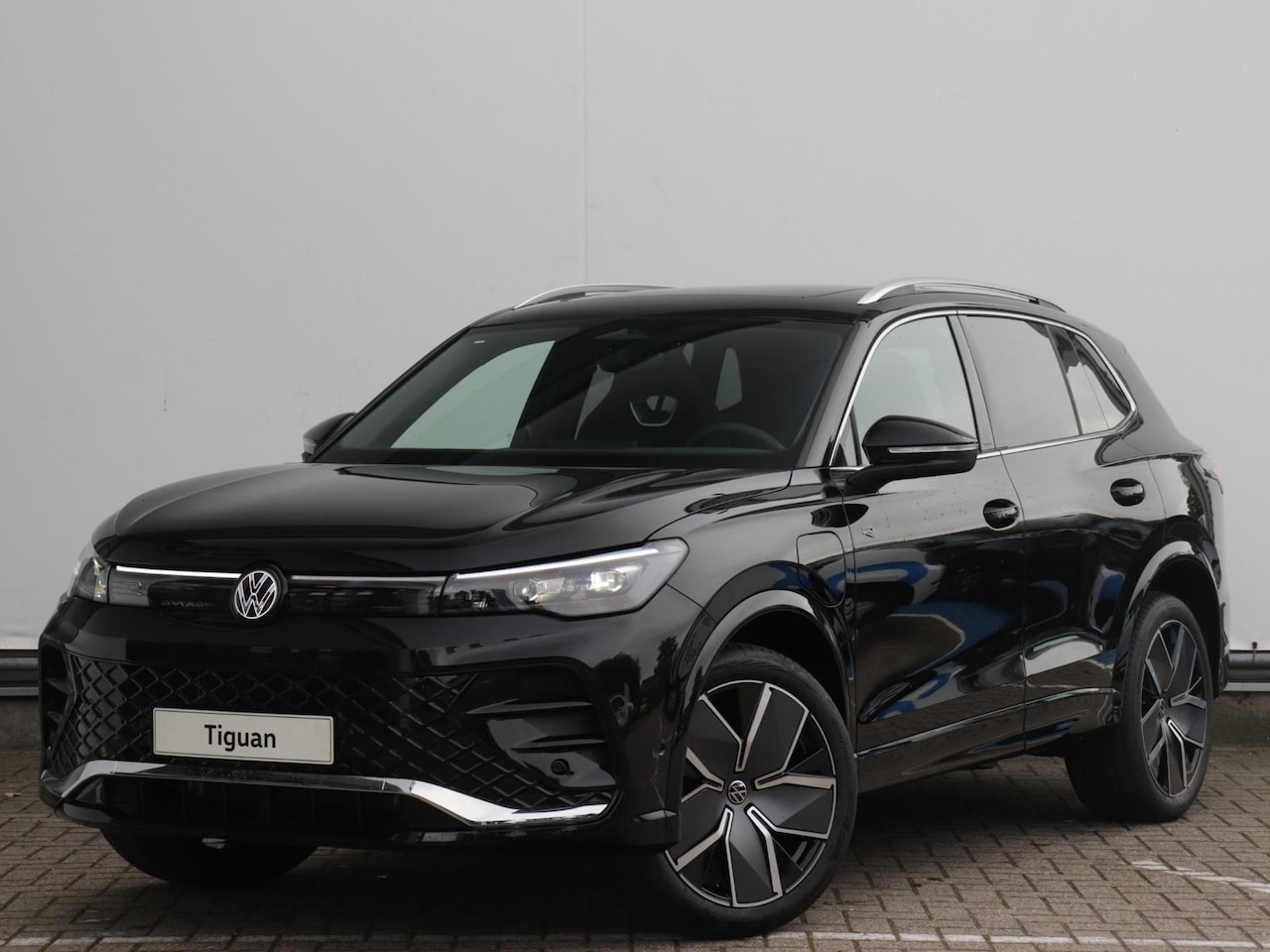 Volkswagen Tiguan - R-Line-Edition 1.5 eHybrid 200 kW / 272 pk SUV 6 v Trekhaak | Panoramadak | Keyless | Stoe - AutoWereld.nl