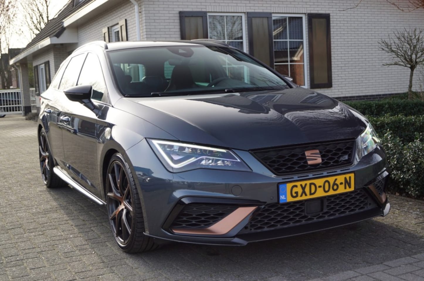 SEAT Leon - ST R 2.0 TSI 4-Drive (400pk) Downpipe/Schaalstoelen/Brembo/Carbon/Beats - AutoWereld.nl