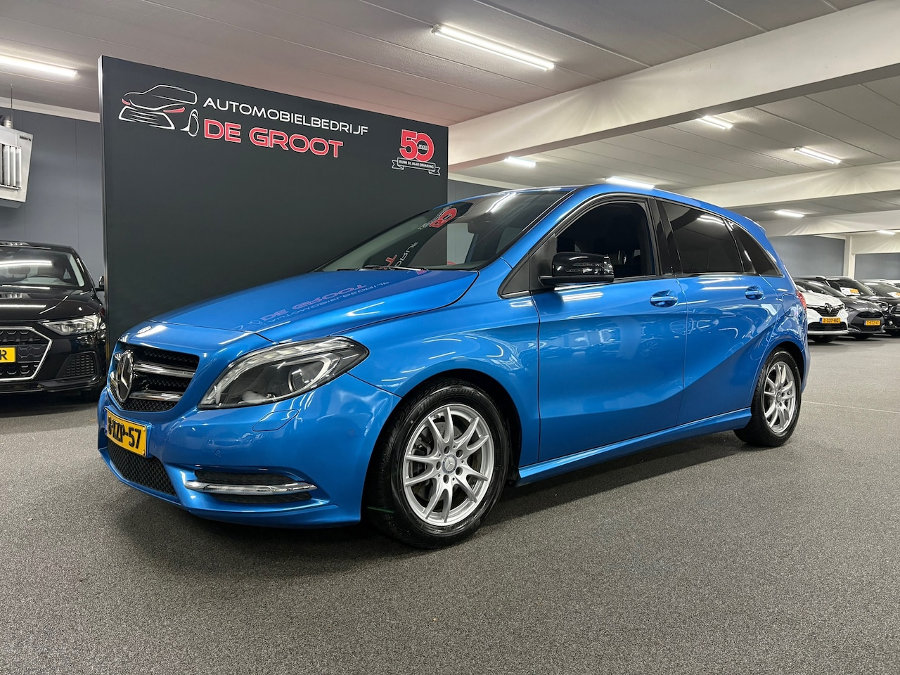 Mercedes-Benz B-klasse - 180 Ambition/ Nederlandse auto/ Trekhaak/ Parkeersensoren voor en achter/ Set winterbanden - AutoWereld.nl