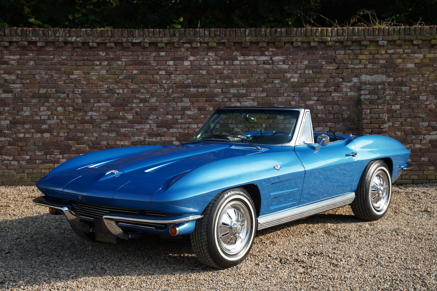 Corvette C2 - Sting Ray Convertible Restored condition, In the shade of Daytona Blue with a black interi - AutoWereld.nl
