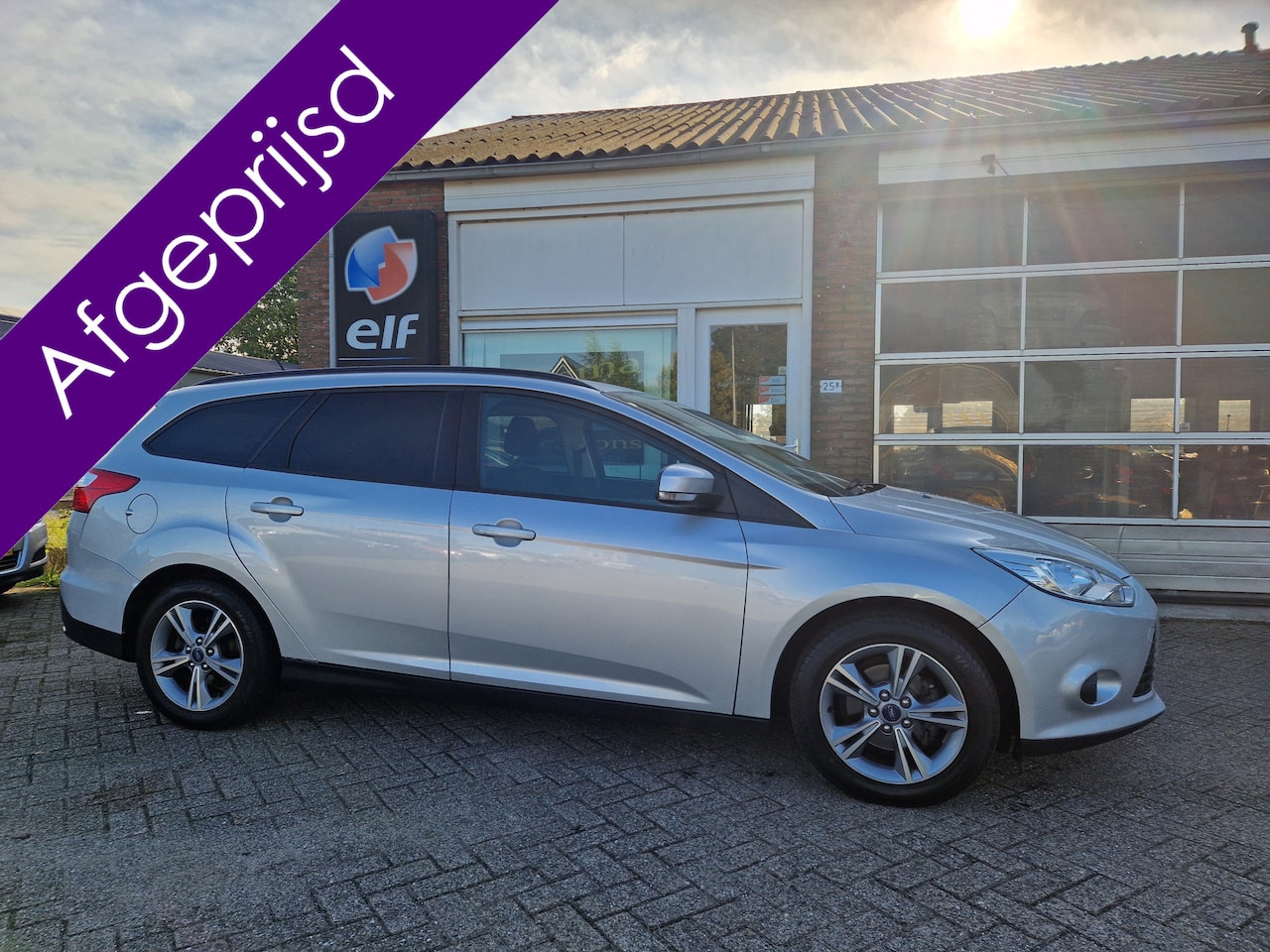 Ford Focus Wagon - ''Trendline'' Navi - Clima -  Stoelverwarming - Trekhaak - Apk 12-02-2027 !! - AutoWereld.nl