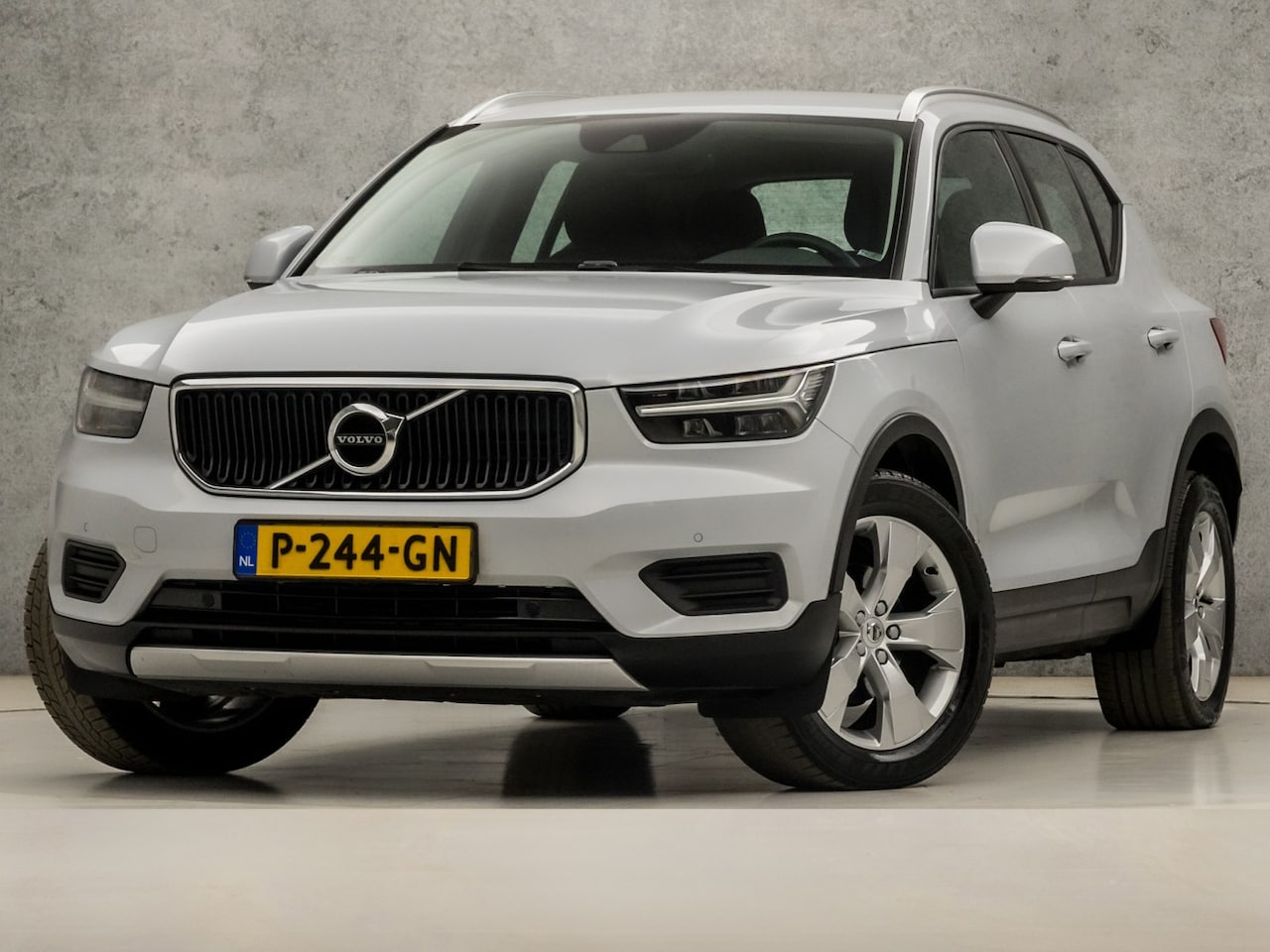 Volvo XC40 - 1.5 T2 Momentum Sport Automaat (APPLE CARPLAY, GROOT NAVI, STUUR/STOELVERWARMING, CAMERA, - AutoWereld.nl