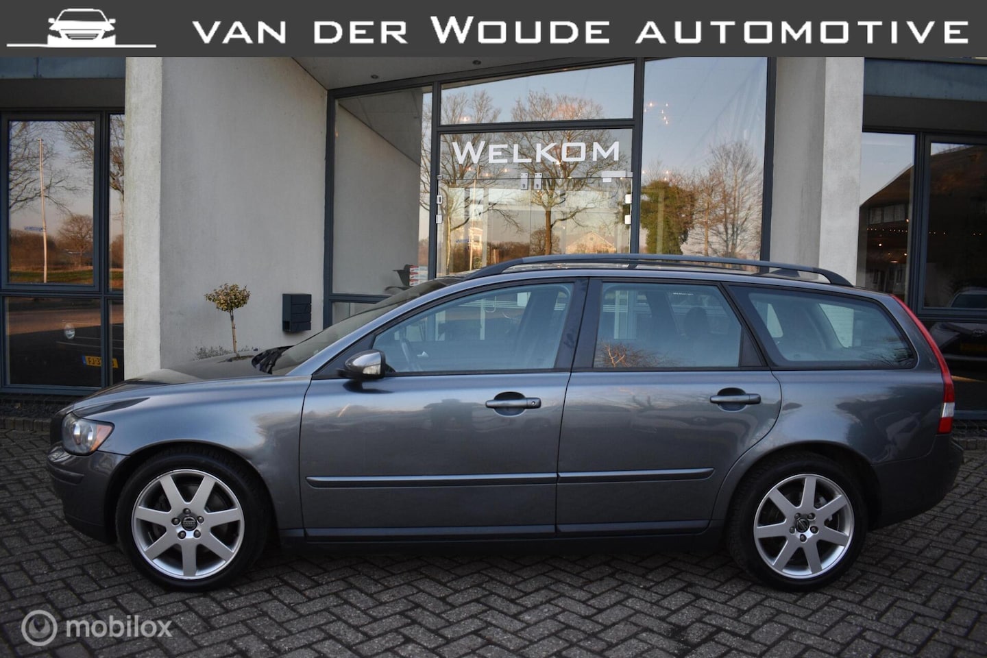 Volvo V50 - 2.4 Momentum '05 Automaat|Clima|Cruise|Leder|NAP! - AutoWereld.nl