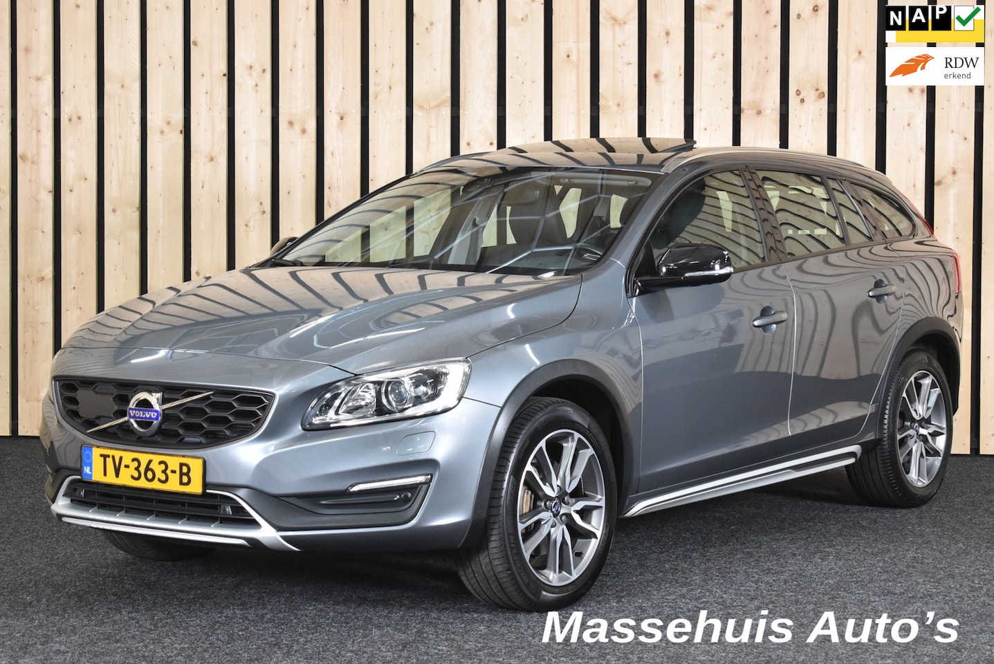 Volvo V60 Cross Country - 2.0 T5 Polar+ 136dkm Trekhaak 2e eig. Dealerauto Leer 245pk Nwe APK - AutoWereld.nl