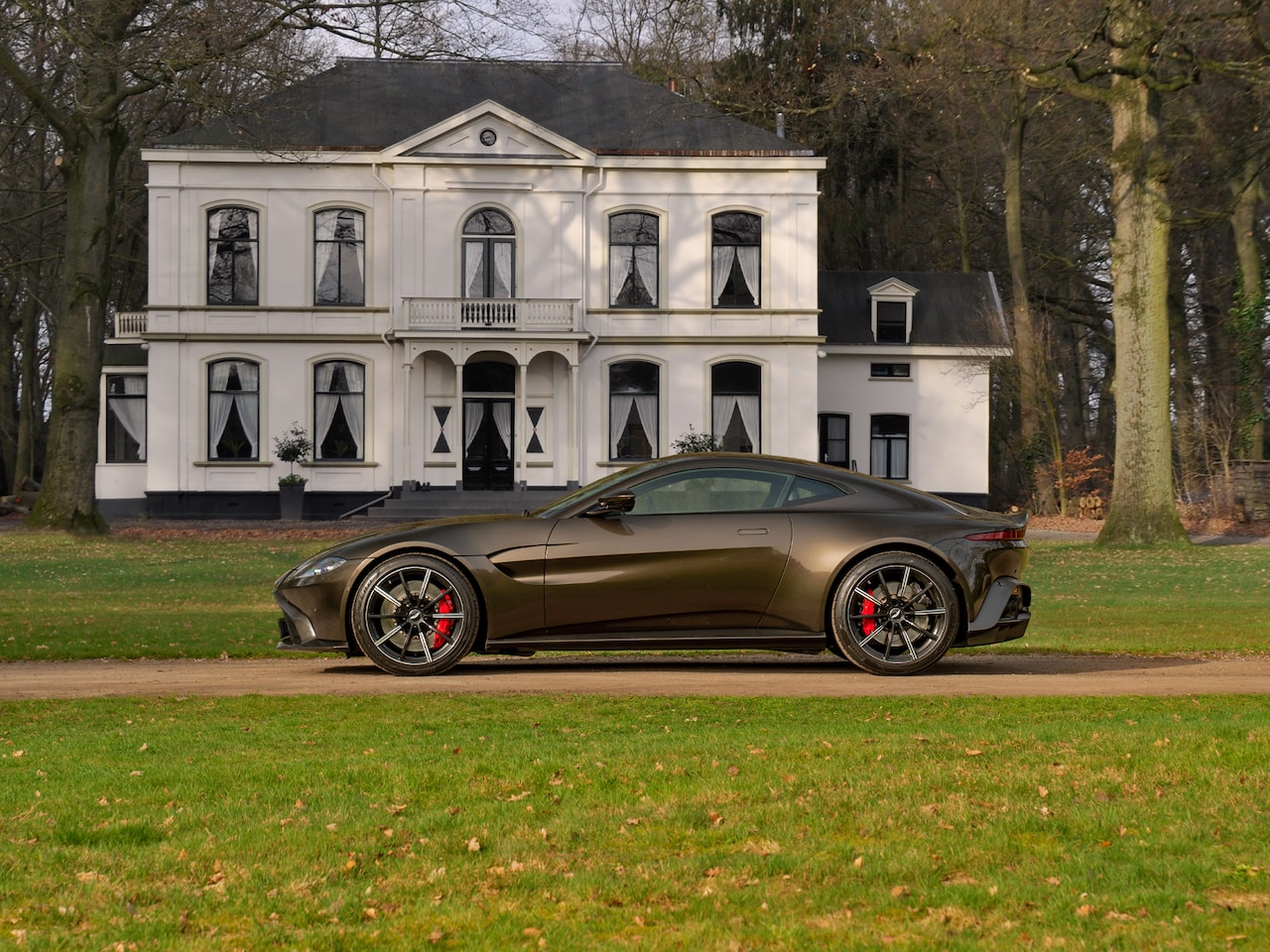 Aston Martin V8 Vantage - 4.0 | Carbon pack ext + int | Véél alcantara | Kopi Bronze - AutoWereld.nl