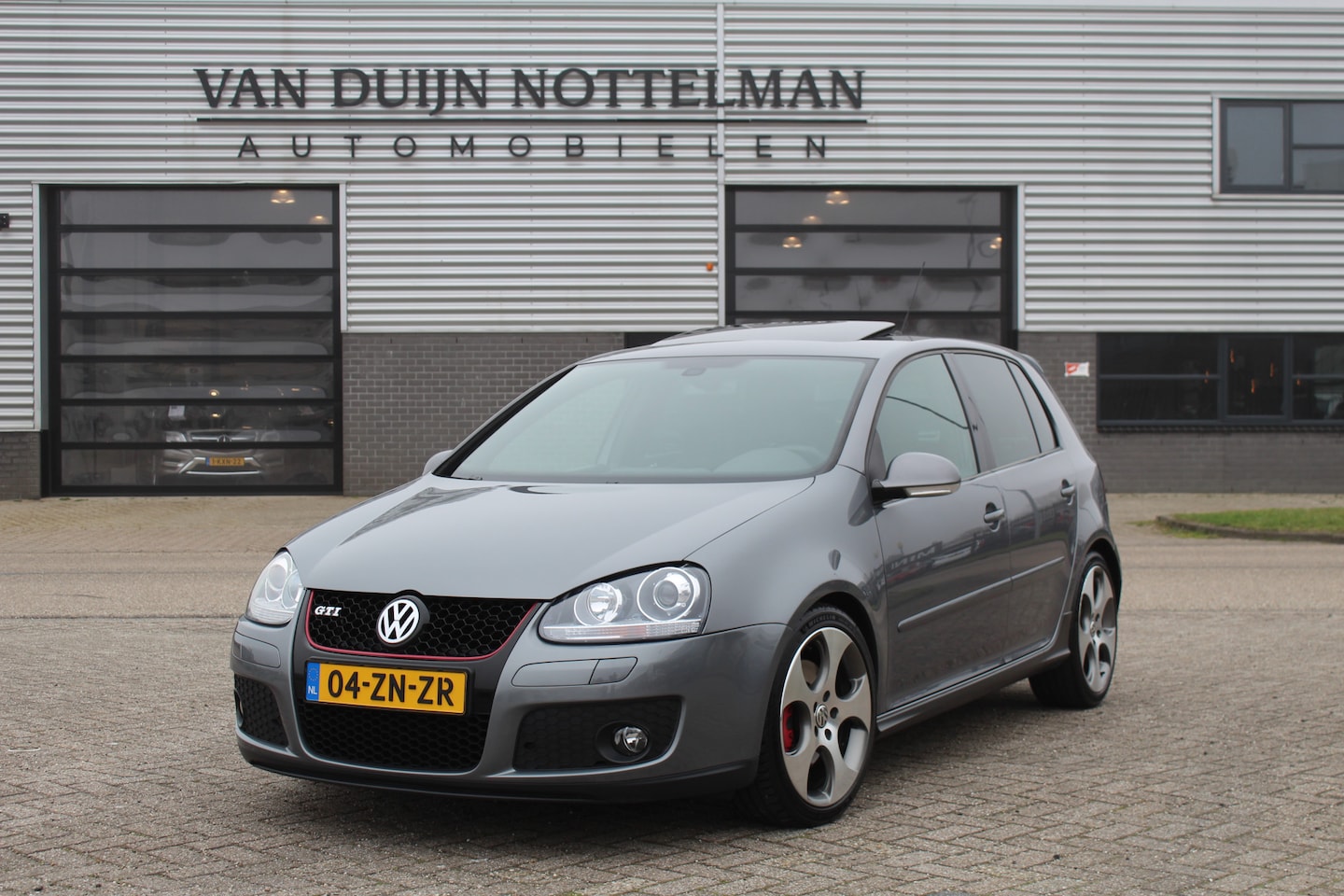 Volkswagen Golf - 2.0 TFSI GTI / Schuifdak / Xenon / 18" LMV / N.A.P. - AutoWereld.nl