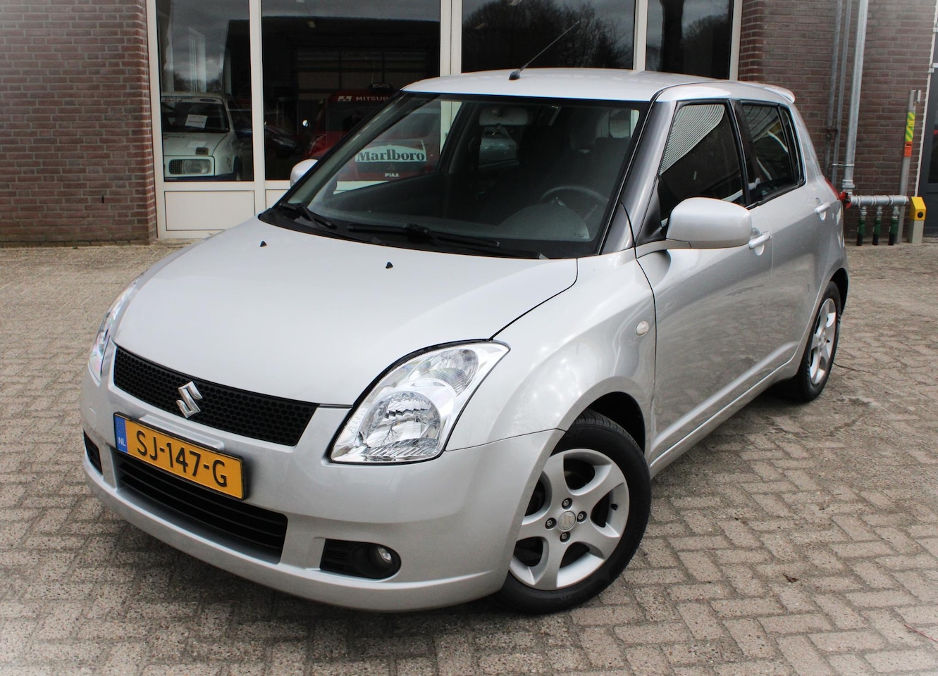 Suzuki Swift - 1.3 Airco, Elektrische ramen en spiegels, Mistlampen voor, Dakspoiler, 15" LMV - AutoWereld.nl
