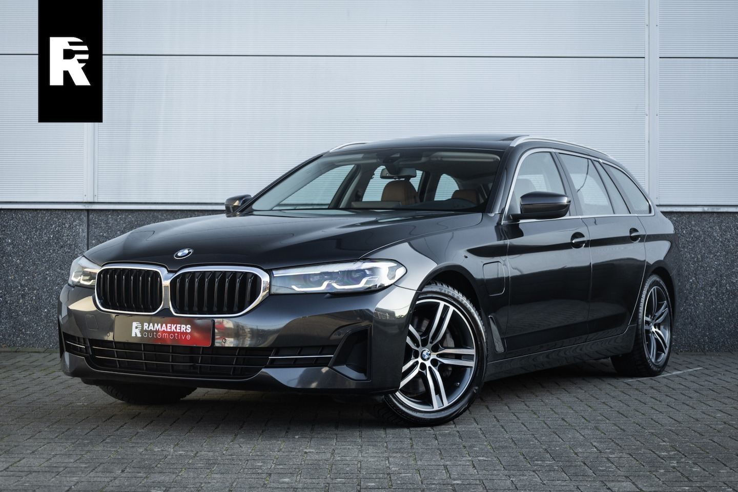 BMW 5-serie Touring - 530e Panoram / Camera / Leder / Elec stoelen / - AutoWereld.nl