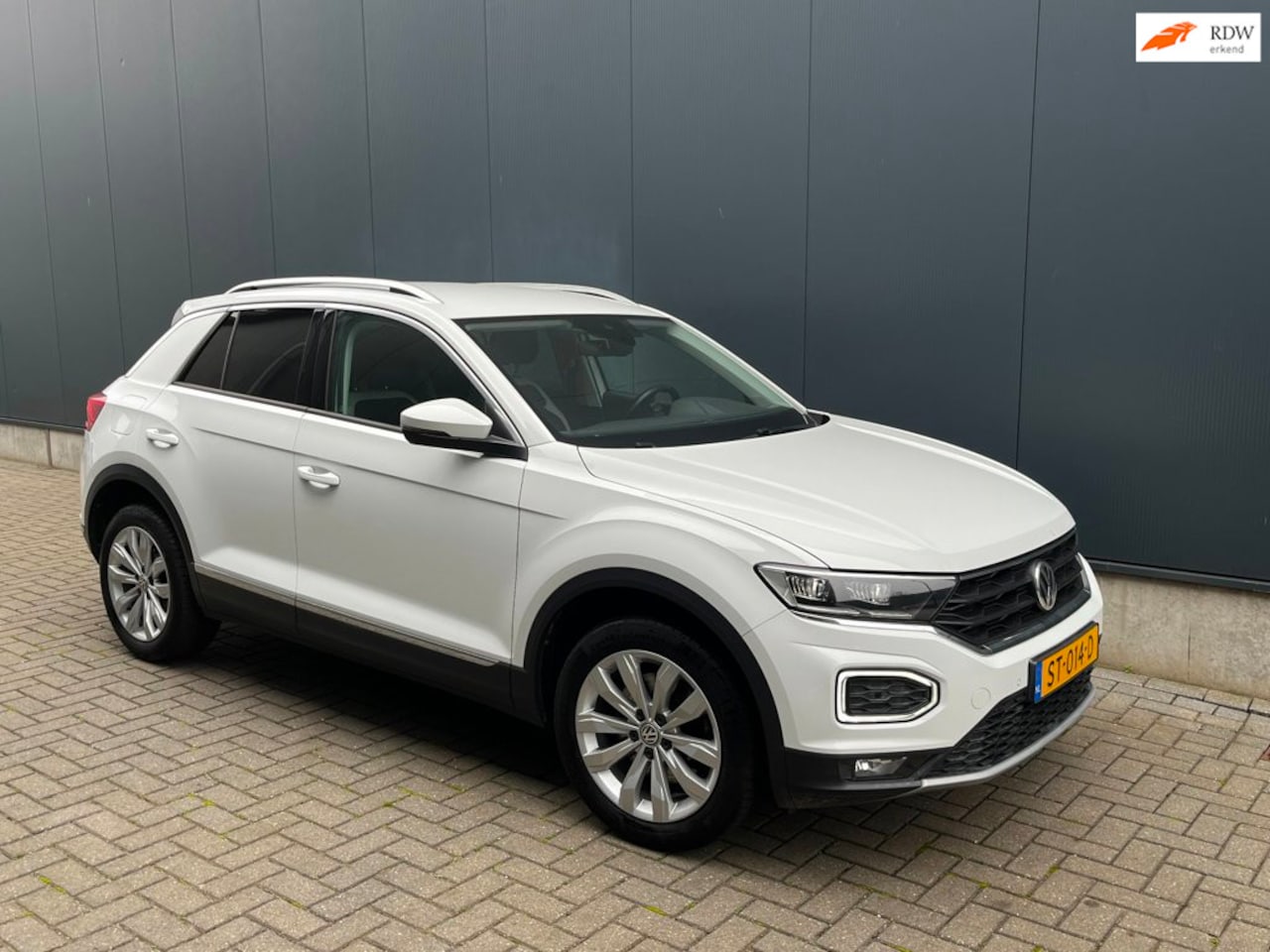 Volkswagen T-Roc - 1.5 TSI Sport*NL-AUTO*DSG*TREKHAAK* - AutoWereld.nl