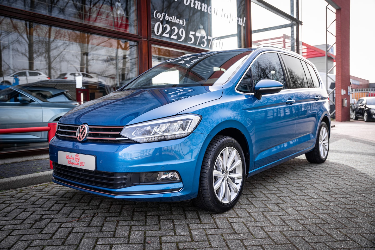 Volkswagen Touran - 1.4 TSI Highline | Automaat | Key-less | Navigatie | Parkeer hulp | LED | App-connect | - AutoWereld.nl