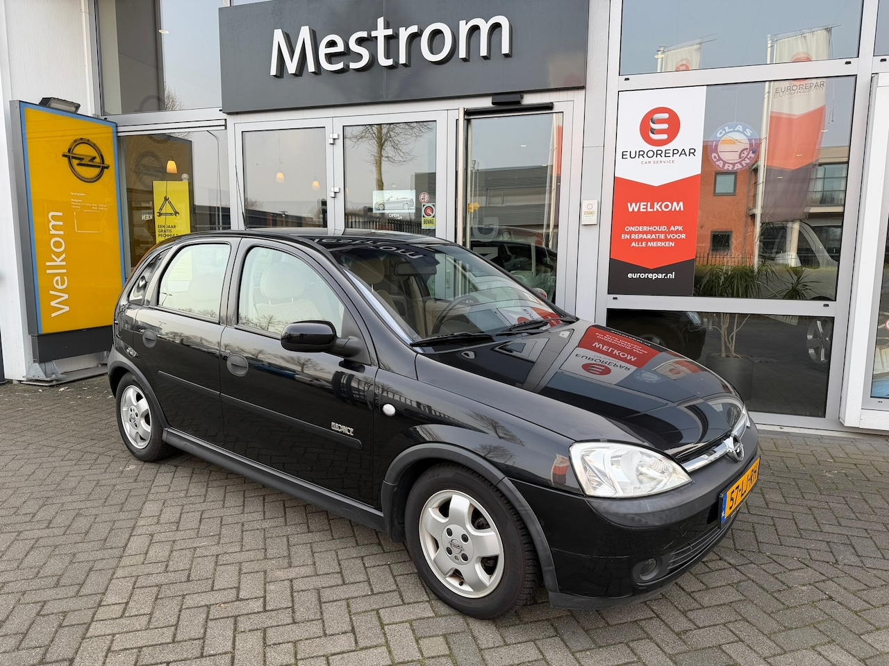 Opel Corsa - 1.2-16V Elegance Automaat / ECC/ zeer lage km stand - AutoWereld.nl