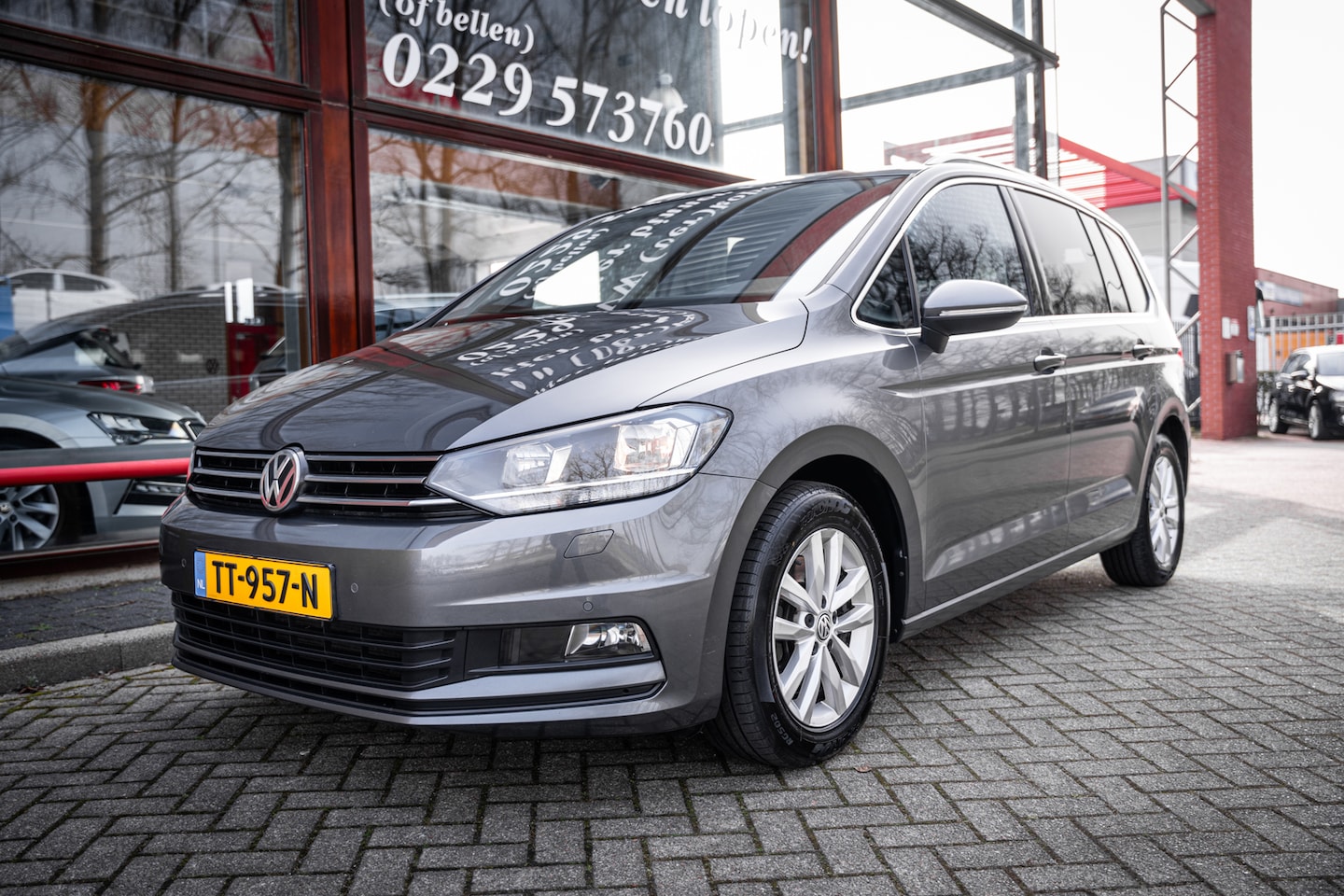 Volkswagen Touran - 1.4 TSI Highline | 7 persoons | Trekhaak | Parkeerhulp | Adaptieve cruise | App connect | - AutoWereld.nl