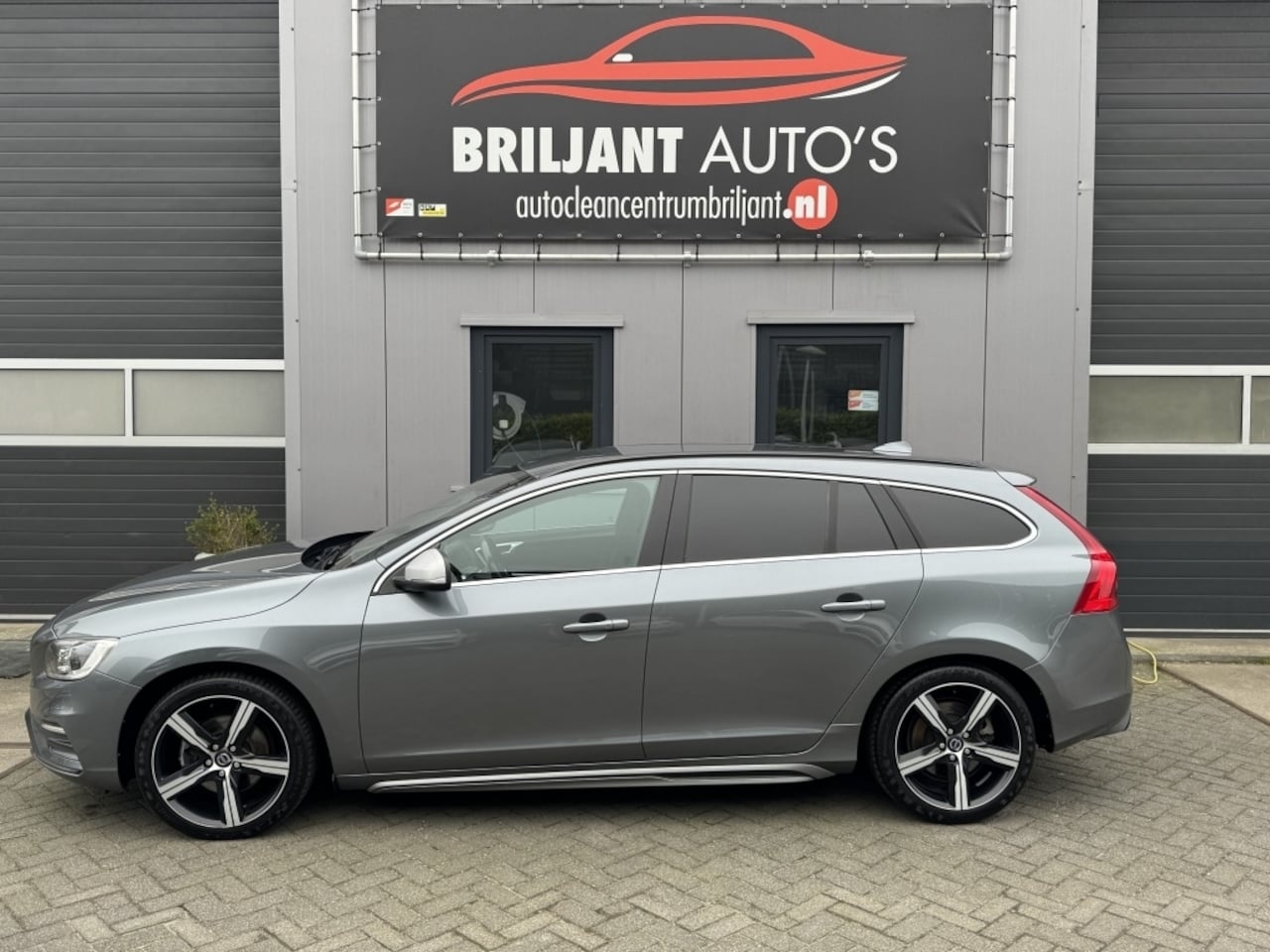 Volvo V60 - 2.0 T4 R-Design 2.0 T4 R-Design - AutoWereld.nl