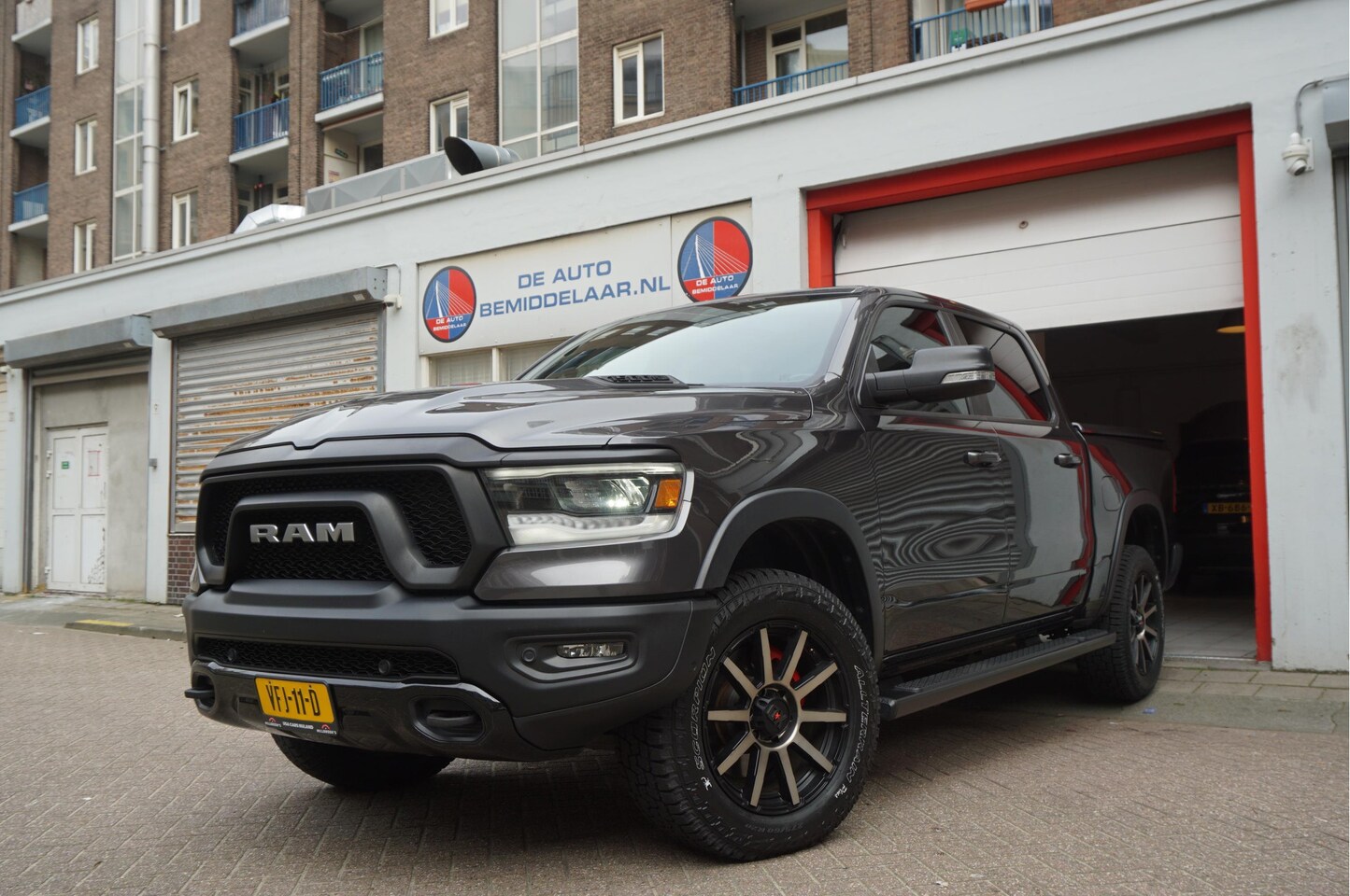 Dodge Ram 1500 - 5.7 V8 4x4 Crew Cab Rebel Sport | Luchtvering PANO -dak | Black Line | Off Road | Groot Na - AutoWereld.nl