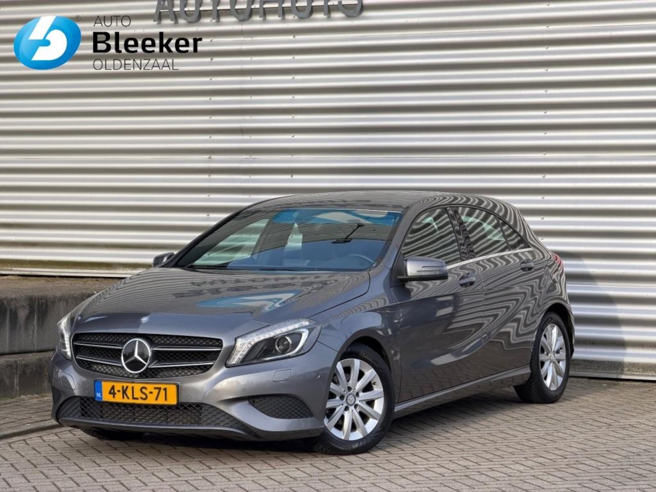 Mercedes-Benz A-klasse - 180 122pk Bi-xenon Airco LM NL-auto! Half-leer PDC Voor + Achter - AutoWereld.nl