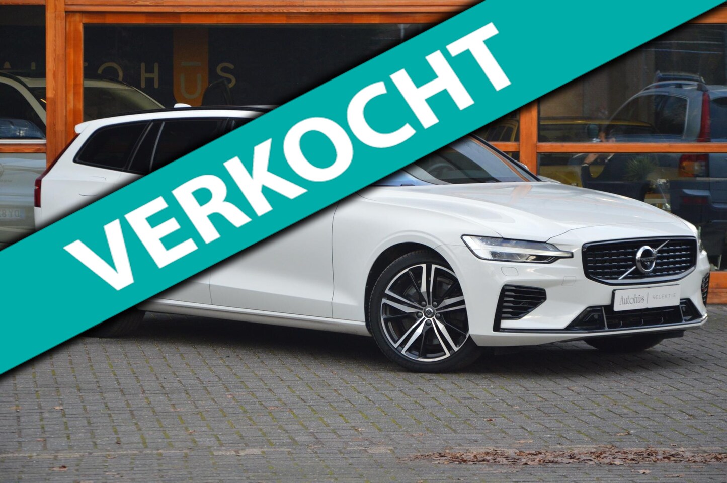 Volvo V60 - T6 Hybride LONG RANGE AWD Plus Dark | Trekhaak | Stoel + Stuur Verwarmd | elektrische stoe - AutoWereld.nl