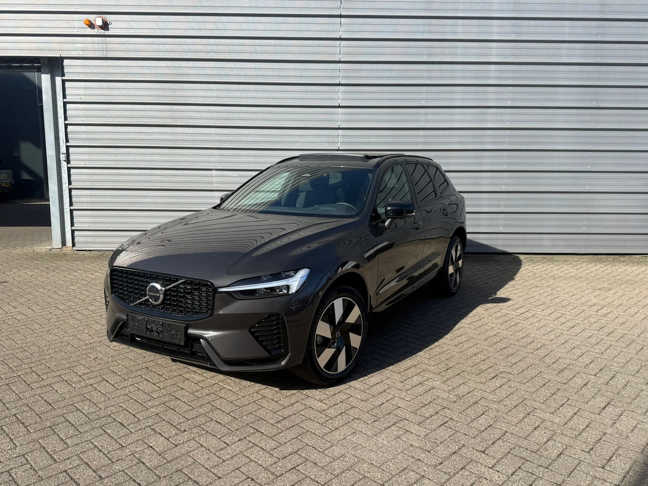 Volvo XC60 - T8 455PK Plus Dark | 360 | Luchtvering | Panoramadak | HK Audio | Memory | Getint Glas - AutoWereld.nl