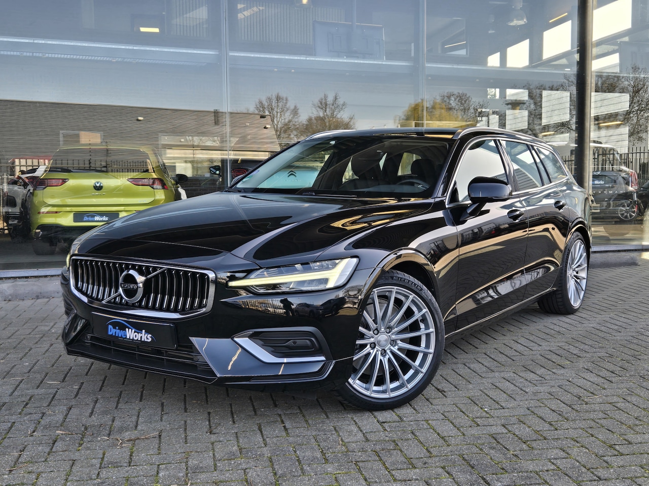 Volvo V60 - 2.0 T5 Inscription | 1. Eigenaar | Leer | Carplay | Nieuwstaat | Interesse in een bezichti - AutoWereld.nl
