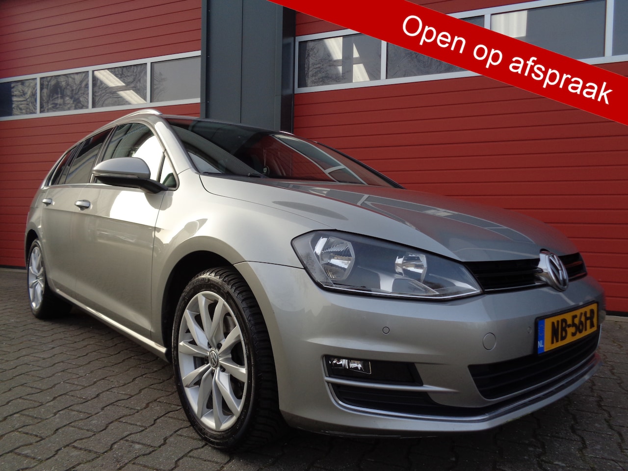 Volkswagen Golf Variant - 1.6 TDI Connected Series 110PK Navi Clima Cruise LMV Trekhaak half-Leer NL-Auto - AutoWereld.nl