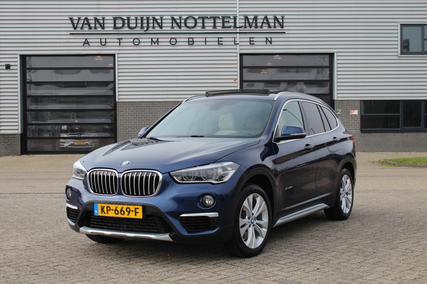 BMW X1 - xDrive25i X Line / Panoramadak / Keyless / Leer - AutoWereld.nl