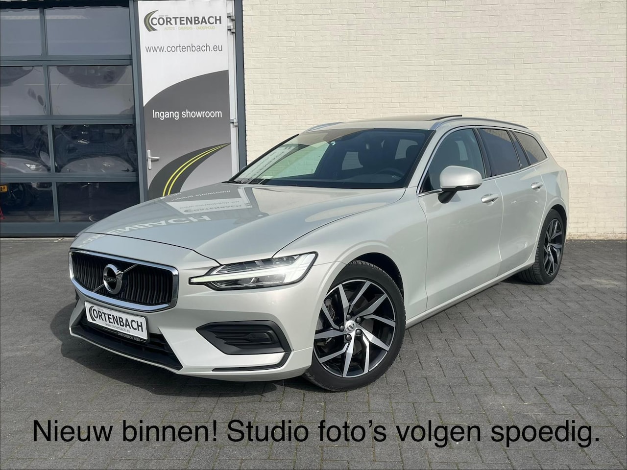 Volvo V60 - 2.0 T5 Momentum | Panorama | Leer | Harman Kardon | Zwenkbare trekhaak | - AutoWereld.nl